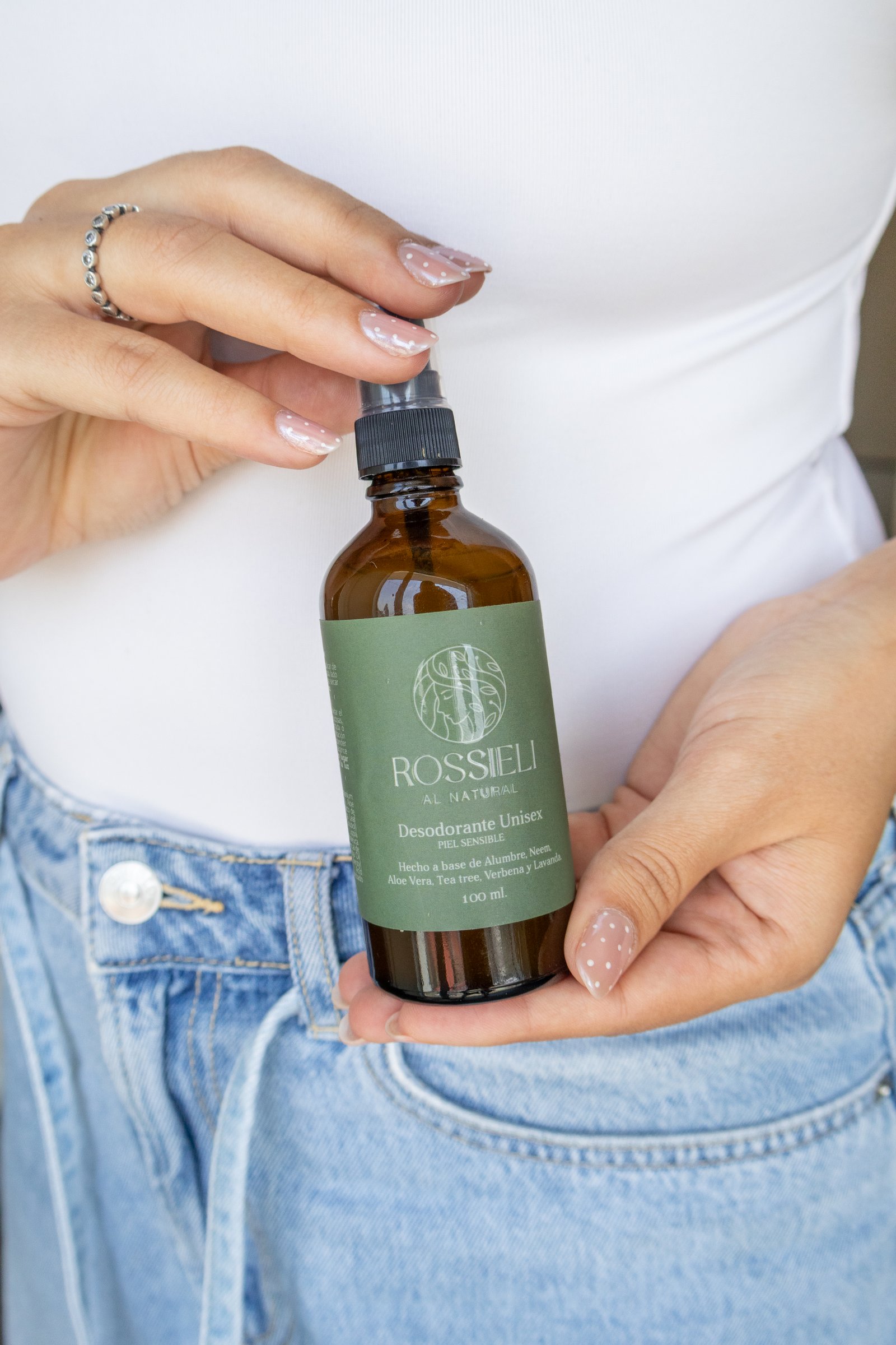 Desodorante Piel Sensible de Rossieli Al Natural, presentación 100 ml, sostenido con las manos